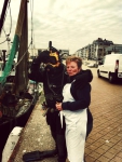 Something stuck in the propeller or there is something wrong at the bottom of the ship. The diver is always prepared to come check it out! Here with a real lady from the fish market and fisherman's wife in the picture! O.62 at the fish market. This is the daily life of the fish market (