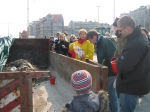 De container vullen met gevonden afval tijdens de Lenteprikkel in Nieuwpoort op 31/03/2007