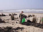 De vuilzak vullen met gevonden afval tijdens de Lenteprikkel in Middelkerke op 31/03/2007