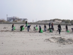 Opruimen van het strand tijdens de Lenteprikkel in Middelkerke op 31/03/2007