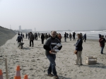 Zoeken van vuilnis op het strand tijdens de Lenteprikkel in Oostende op 31/03/2007