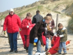 Kindjes helpen mee tijdens de Lenteprikkel in De Haan op 31/03/2007