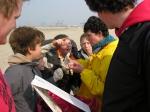 Tonen van gevonden afval tijdens de Lenteprikkel in Zeebrugge op 31/03/2007