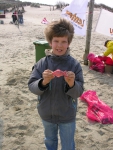 Markante foto_gevonden speelgoed (taartvormpje vis)_tijdens de Lenteprikkel in Zeebrugge op 31/03/2007