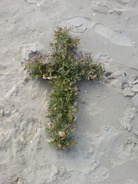 Een kruis op het strand.