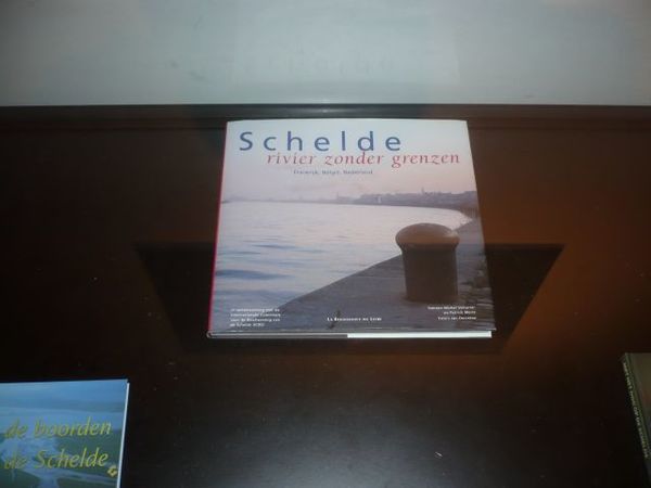vitrine met boek