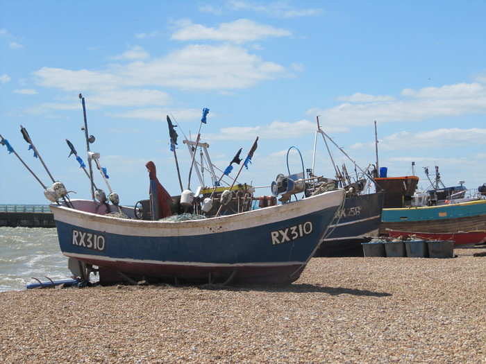 Fishing boat at the beach - bateau de pêche sur la plage - Vissersschip op het strand