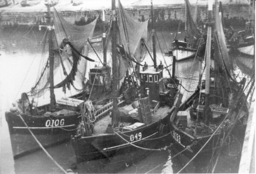 O.49 Maria-René (bouwjaar 1928) met de O.133 en de O.100 Rachel-Marie-José-Margueritte (bouwjaar 1930)