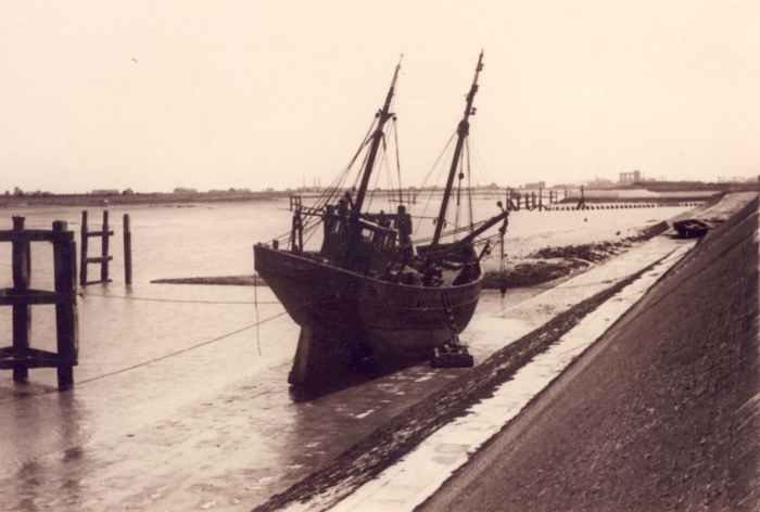 Schip op kuisbank Nieuwpoort