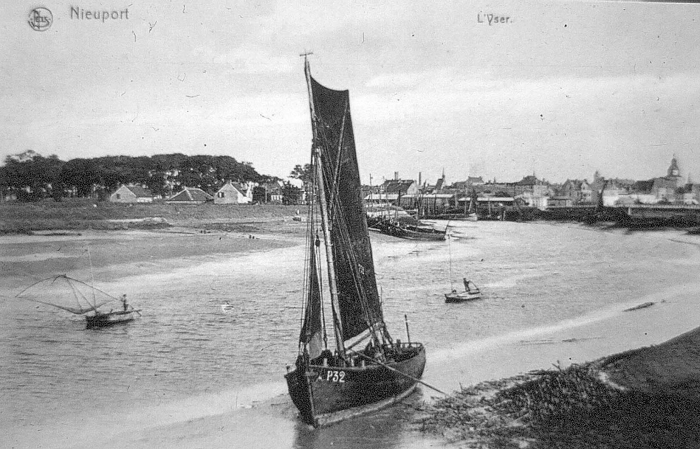 P.32 en palingschuiten op kuisbank in de Ijzer te Nieuwpoort