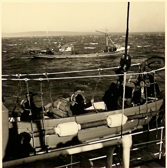 Visserijwachtschip met bemanning