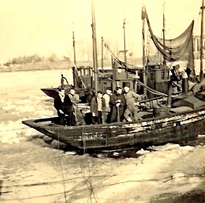 Bemanning op schip in winter 1956 