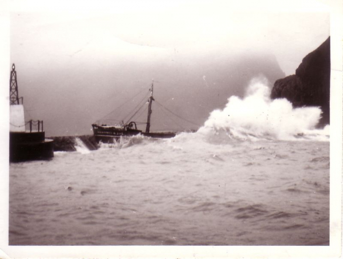 O.285 Marie-José-Rosette (Bouwjaar 1936) na stranding nabij haven Vestmannaeyjar