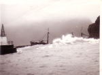 O.285 Marie-Jos-Rosette (Bouwjaar 1936) na stranding nabij haven Vestmannaeyjar, author: Onbekend