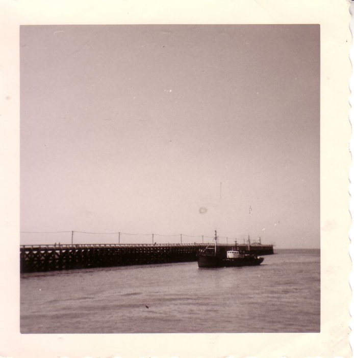 Vissersvaartuig vaart haven Oostende binnen
