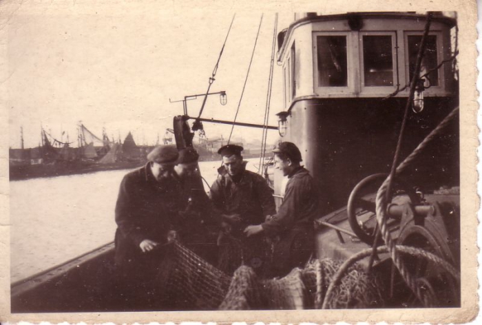 Netten herstellen in haven Zeebrugge
