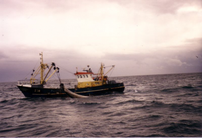 Z.38 Manta (Bouwjaar 1986) viert netten naar bodem om te vissen. 