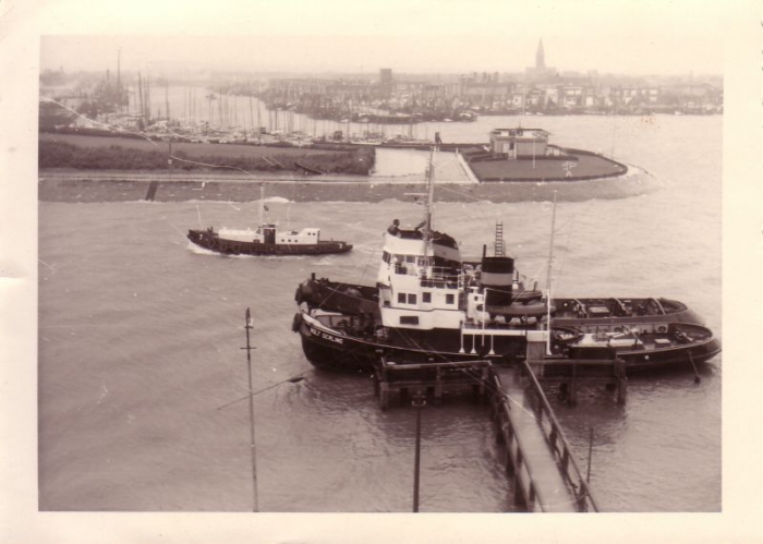 Sleepboten in oude vissershaven Zeebrugge