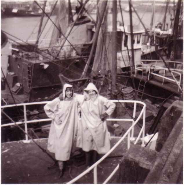 Vissers in oliejas aan boord