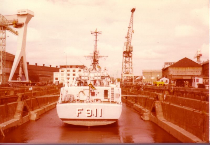 opmetingsschip F.911 Westdiep in droogdok voor onderhoud. 