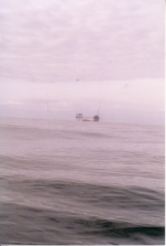 Boorplatform met bevoorradingsschip 