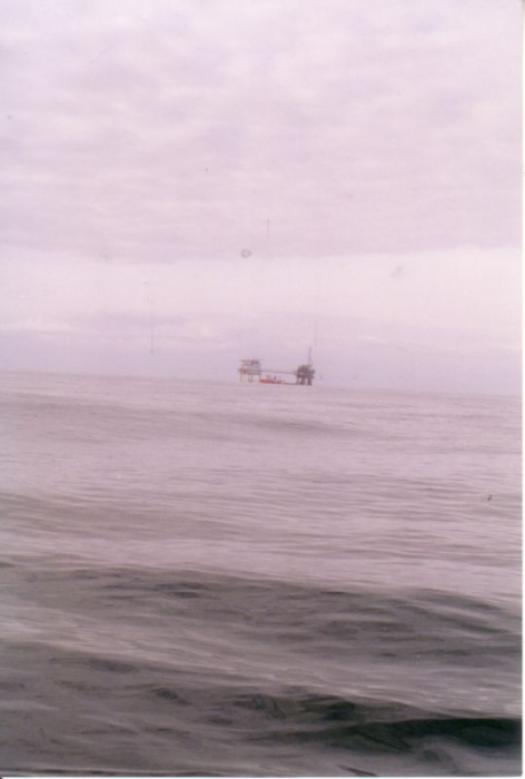 Boorplatform met bevoorradingsschip 