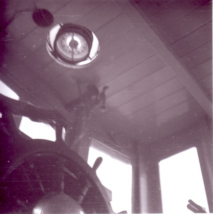 Binnenzicht stuurhut, met stuurrad, kompas en bediening misthoorn