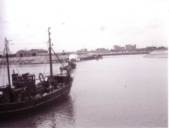 Vissersvaartuig verlaat haven Zeebrugge