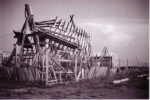 Houten geraamte (spanten) van vissersvaartuig in aanbouw