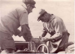 René Savels (rechts) en andere visser herstellen garnaalnetten