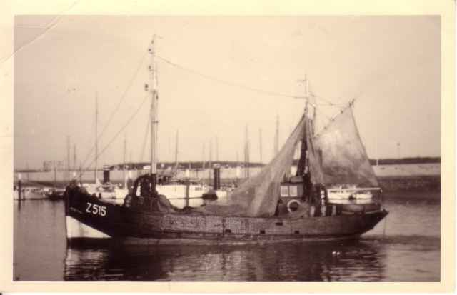 Z.515 Madeleine-Raymond (Bouwjaar 1931) vaart haven Zeebrugge uit