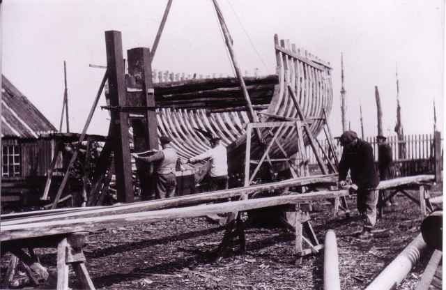 Houten vissersvaartuig in aanbouw