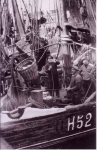 H.52 Eugie-Madeleine (bouwjaar 1927) lost vis te Zeebrugge, author: Onbekend
