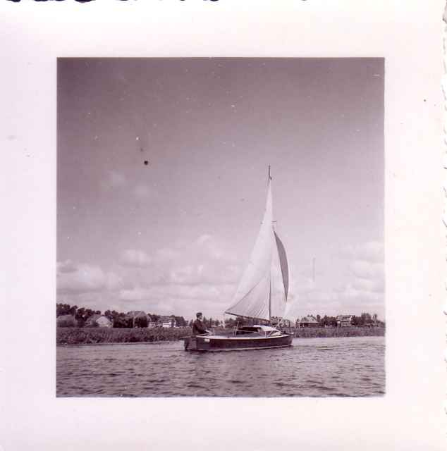 Man in schuit op rivier