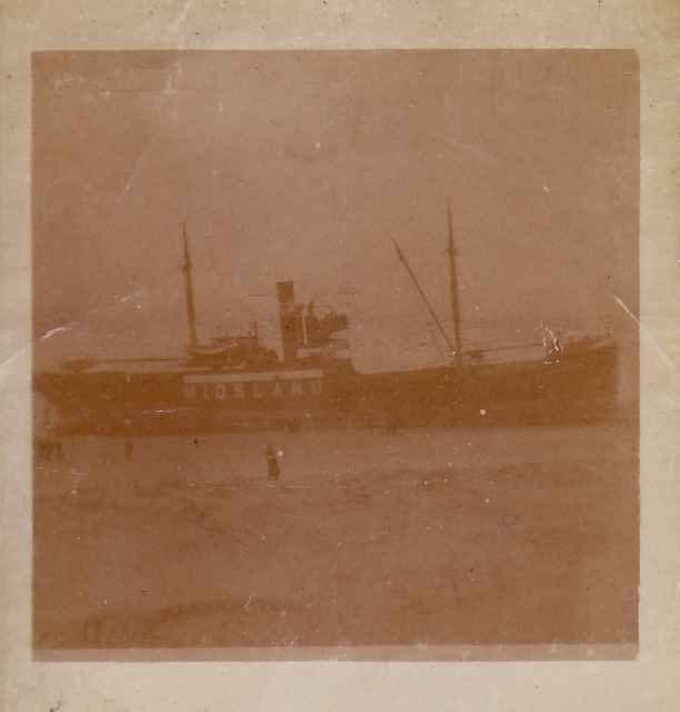 Het koopvaardijschip "Midsland" gestrand. 
