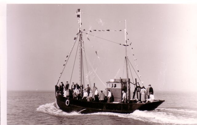 Schip aangekleed met vlaggen