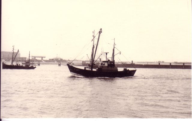 Z.481 Firmin Lievens (bouwjaar 1960) vaart havengeul Zeebrugge binnen