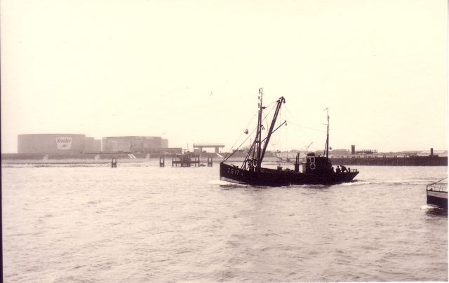 Z.517 (Bouwjaar 1931) vaart havengeul Zeebrugge binnen