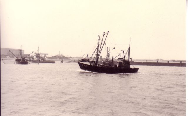 Z.520 Car Wehm (bouwjaar 1964) vaart havengeul Zeebrugge binnen
