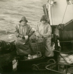 Vissers met olierok en zuidwester gutten vis, author: Onbekend