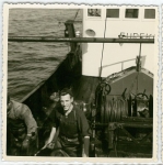 Maurice Dobbelaere is sorting fish, author: Onbekend