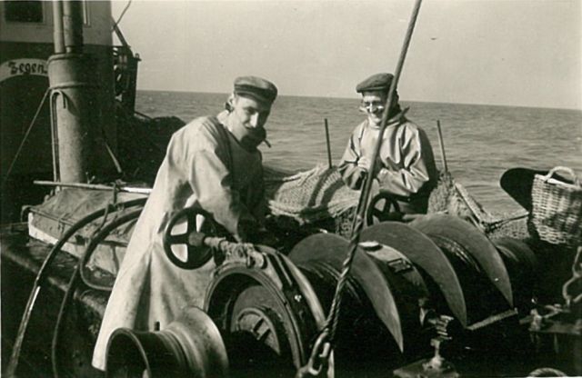 René Cattoor en Leon Vantorre aan boord van de Z.508 Zegen (Bouwjaar 1957)