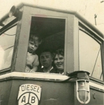 Vissers met kind op brug van de Z.251 Bobby (Bouwjaar 1943), author: Onbekend