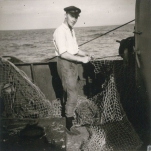 André Van Torre met net aan boord van de Z.402 Atlantis (Bouwjaar 1963)