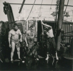 Spelen aan boord van de Z.402 Atlantis (Bouwjaar 1963), author: Onbekend