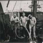 Spelen aan boord van de Z.402 Atlantis (Bouwjaar 1963), author: Onbekend