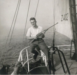 AndrVan Torre met geweer aan boord van de Z.402 Atlantis (Bouwjaar 1963), author: Onbekend