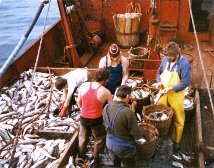 Vissers met vangst aan boord