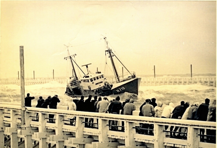 N.719 vaart binnen bij wilde zee 