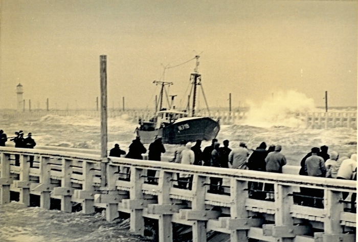 N.719 vaart binnen bij wilde zee